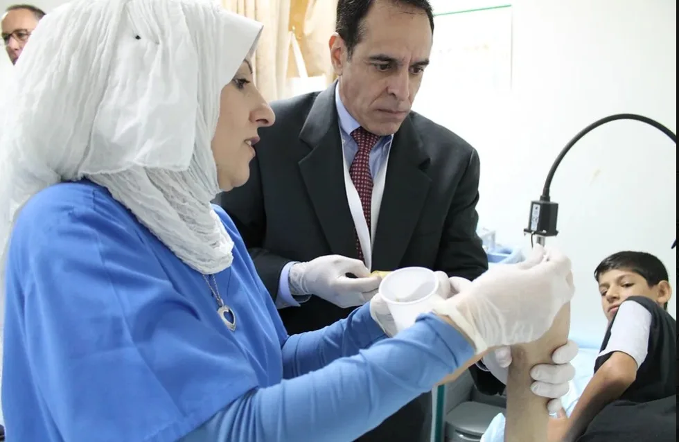 Managing the wound of a boy from Syria